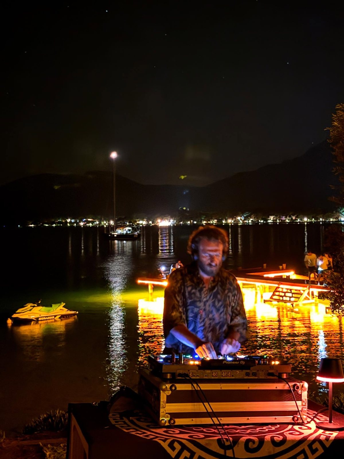 Gece iskelede DJ